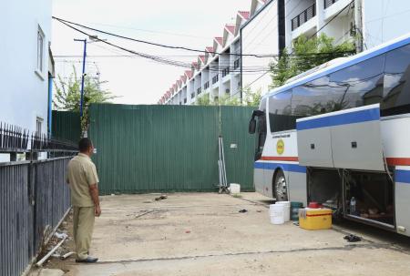 　詐欺組織の拠点が入っていたとされる敷地の入り口＝５月、カンボジア・ポイペト（共同）