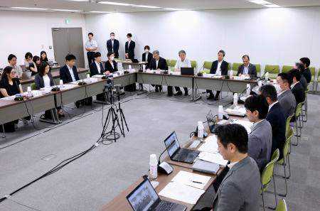 　開かれた専門委員会の初会合＝１３日午後、厚労省