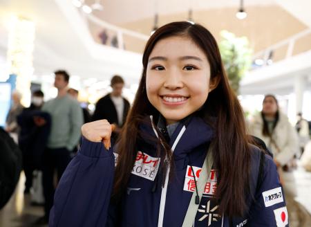 　フィギュアスケートのＧＰシリーズ最終第６戦出場のため、ヘルシンキ空港に到着した千葉百音＝１８日（共同）