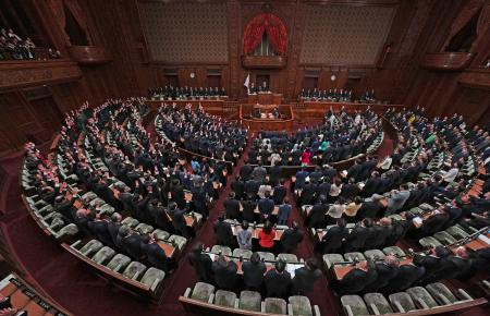 　衆院が解散され、万歳する議員ら＝２３日午後１時４分、衆院本会議場