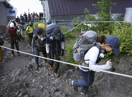 　１０日、山開きを迎えた富士山の富士宮ルートを登る登山客＝静岡県富士宮市