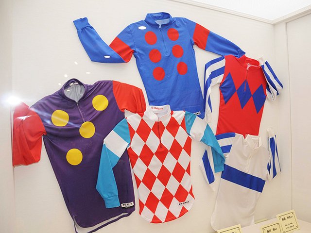 笠松競馬所属の騎手が着用するカラフルな勝負服＝笠松町下本町、町歴史未来館