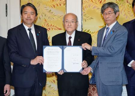 　衆院選挙制度改革を巡る比例代表３１削減を含む案に正式合意し、撮影に応じる（左から）国民民主党の榛葉幹事長、自民党の鈴木幹事長、日本維新の会の柴田幹事長＝２９日午前、国会
