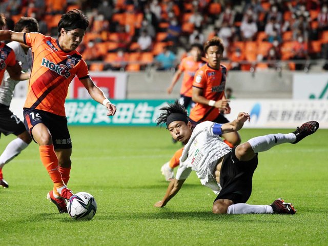長野×ＦＣ岐阜＝前半、ゴール前で守備に入るＦＣ岐阜の甲斐＝長野Ｕスタジアム