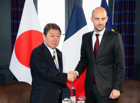 　フランスのバロ外相（右）と握手する茂木外相＝２６日、パリ近郊セルネラビル（共同）