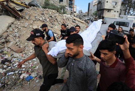 　ガザ北部ガザ市で１６日、イスラエルの空爆により殺害されたパレスチナ人の葬儀に参列する人々（ロイター＝共同）