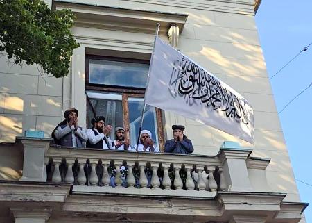 　３日、モスクワのアフガニスタン大使館に掲げられたイスラム主義組織タリバンの旗（タス＝共同）