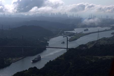 　パナマ運河を航行する船（ゲッティ＝共同）