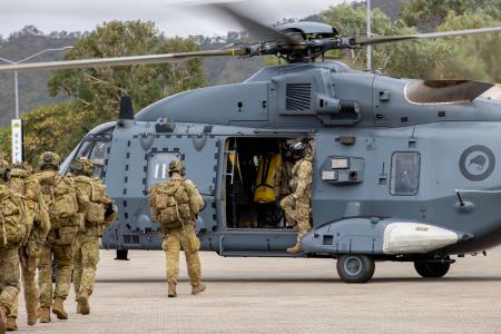 　演習開始に先立ち、ニュージーランド軍ヘリに乗り込むオーストラリア軍兵士＝９日、オーストラリア北東部（オーストラリア国防省提供・共同）