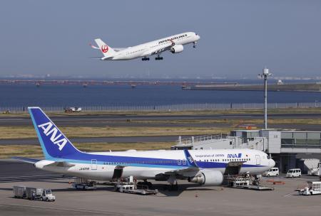 　全日本空輸と日本航空の旅客機＝１２日、羽田空港
