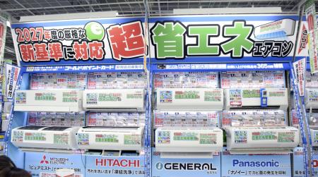 　エアコンが並ぶ家電量販店の売り場＝４月、東京都千代田区