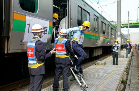 　トラブルで列車が駅間に停車したことを想定し、乗客を線路に降ろして誘導する訓練＝２９日午前、ＪＲ上野駅