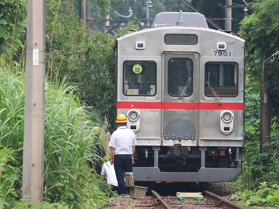 倒木に接触し、緊急停止した養老鉄道の列車＝１日午後１時４８分、養老郡養老町小倉