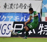 ＦＣ岐阜×讃岐＝前半、クロスを蹴るＦＣ岐阜のＭＦヘニキ＝長良川競技場