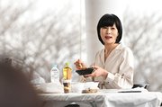 キッチンカー全３０店のメニューの食べ尽くしに挑戦し、会場を沸かせた大盛のり子さん＝養老郡養老町高林、養老公園