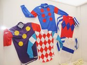 笠松競馬所属の騎手が着用するカラフルな勝負服＝笠松町下本町、町歴史未来館