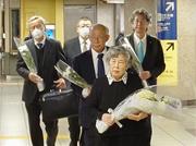 　地下鉄サリン事件から３１年となり、東京メトロ霞ケ関駅で献花に向かう遺族の高橋シズヱさん（手前）＝２０日午前、東京都千代田区