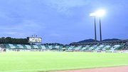 観客席を覆うようにサポーターが掲げたビッグフラッグ＝長良川競技場