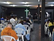 ポルトガル語による礼拝。マスク着用で隣と距離を取って行われた＝２日午前１１時１１分、美濃加茂市深田町、グレースアンドライフ教会