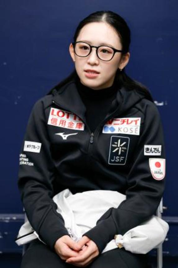 　フランス大会から一夜明け、取材に応じる青木祐奈＝２５日、アンジェ（共同）