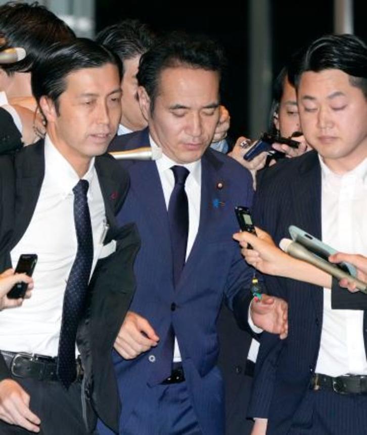 　首相官邸に入る簗農相（中央）＝１４日午後