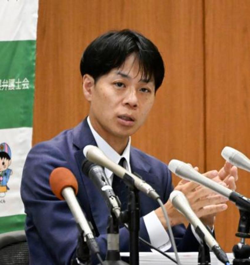 　再審請求の申し立て後、記者会見する弁護団の出口聡一郎弁護士＝７日午後、佐賀市