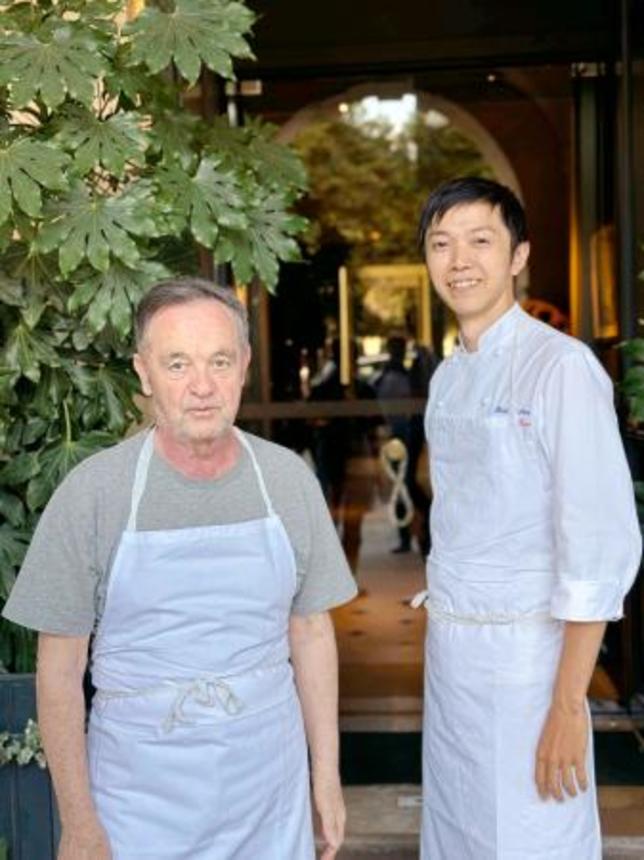 　安発伸太郎さん（右）とベルナール・パコーさん＝８日、パリ（安発さん提供・共同）