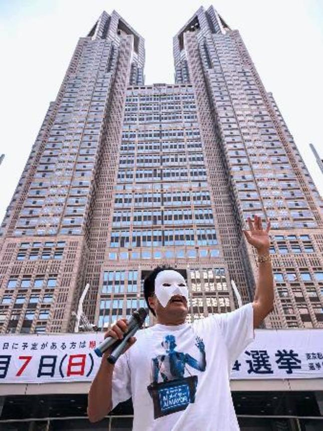 　東京都知事選を巡り、街頭演説するＡＩメイヤー氏＝２０２４年７月、東京都新宿区（ＡＩ党提供）