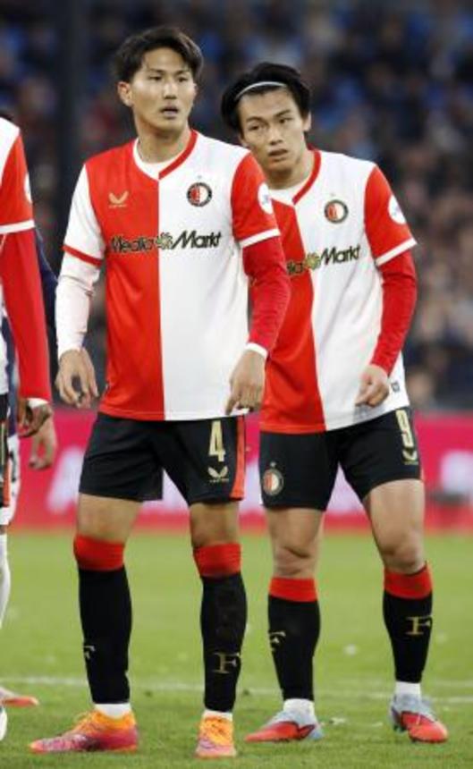 　ＰＳＶアイントホーフェン戦に出場したフェイエノールトの渡辺（左）と上田＝ロッテルダム（共同）