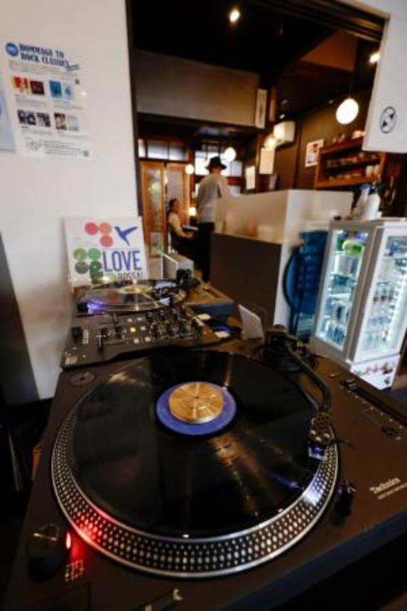 　千枚以上のレコードを販売するほか、カフェではレコードを聴きながら食事を楽しむことができる「Ｆｅｅｌ　Ｒｅｃｏｒｄｓ　京都はなれ店」のターンテーブル。文化庁は商業施設で流れるＢＧＭの使用料を歌手やレコード会社も請求できるよう制度を改正する方針を固めた＝９日午後、京都市下京区