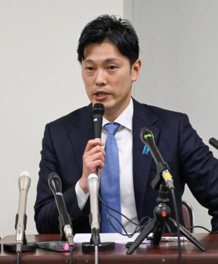 　記者会見する兵庫県の奥谷謙一県議＝７日午後、神戸市中央区