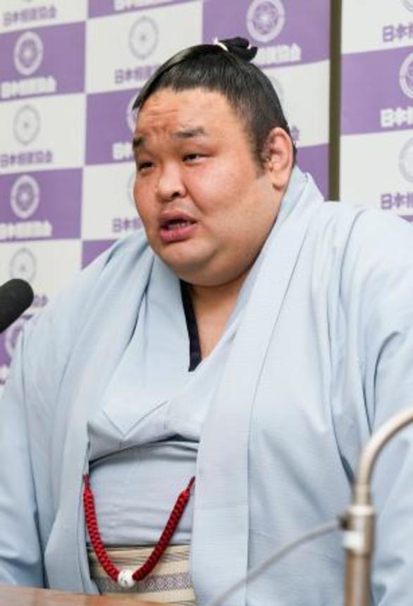 　現役引退の記者会見をする元幕内水戸龍＝２０日、東京・両国国技館
