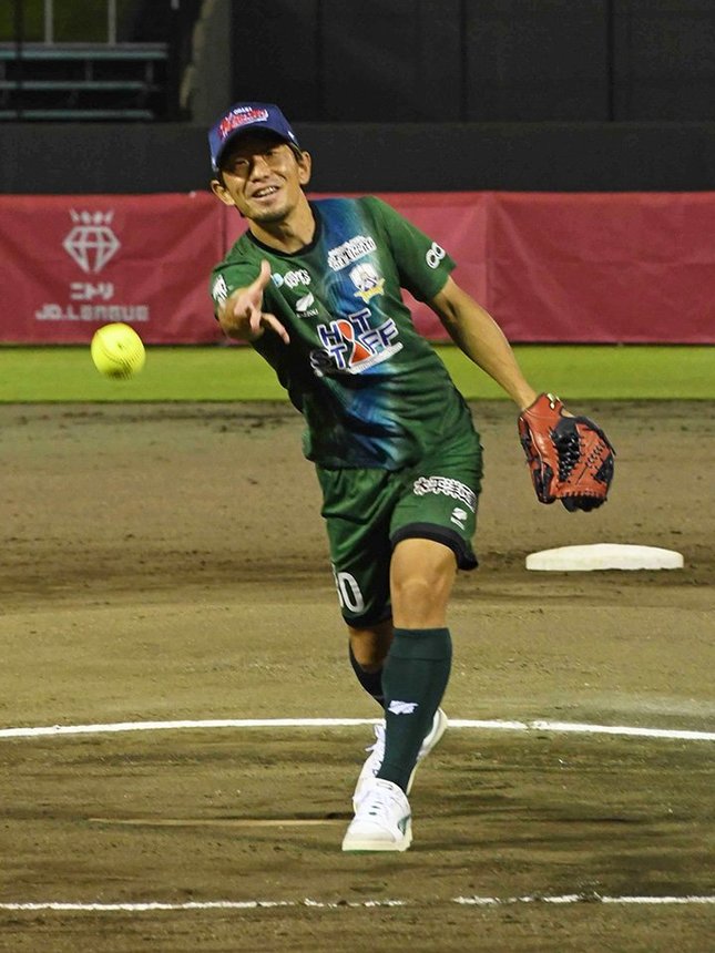 始球式を務めたＦＣ岐阜の宇賀神友弥選手