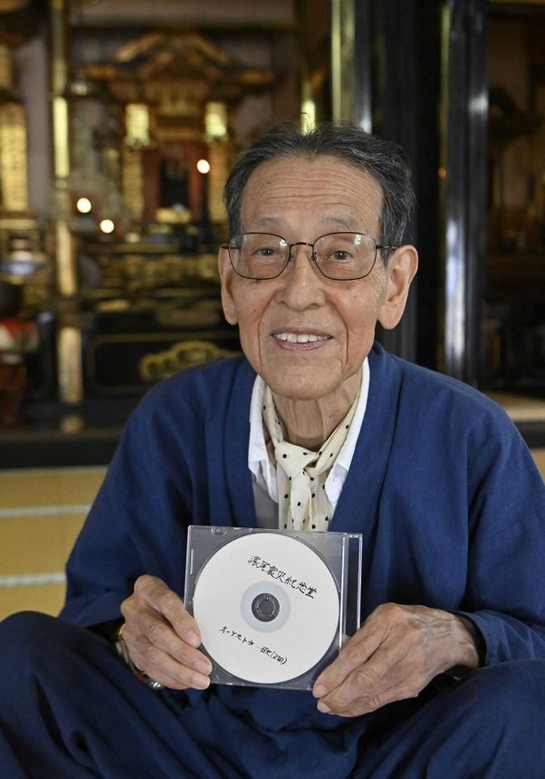 震災紀念堂への思いを込めた曲を収録したＣＤを手にする篠田隆夫さん＝岐阜市若宮町、震災紀念堂