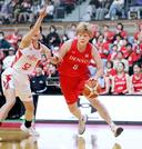 　デンソー―富士通　第２クオーター、攻め込むデンソー・高田＝豊田市総合体育館