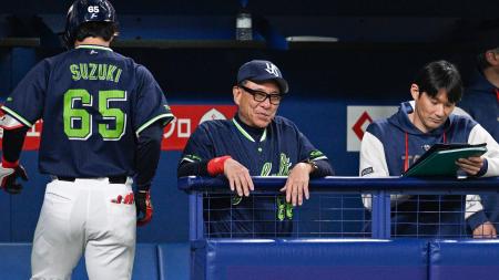 　９回、厳しい表情で試合を見守るヤクルト・池山監督＝バンテリンドーム