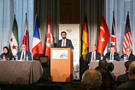 　国際タスクフォースの発足式典で演説する、シリア暫定政府のオラビ国連大使（中央）＝１８日、米ニューヨーク（共同）　