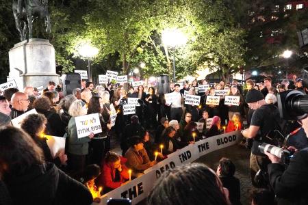　イスラム組織ハマスの奇襲による犠牲者を追悼するユダヤ系団体の集会参加者ら＝７日、米ニューヨーク・マンハッタン（共同）