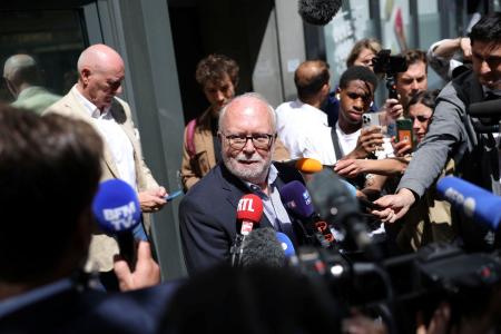 　フランス司法当局による国民連合（ＲＮ）本部の家宅捜索後、取材に応じるＲＮ関係者＝９日、パリ（ロイター＝共同）