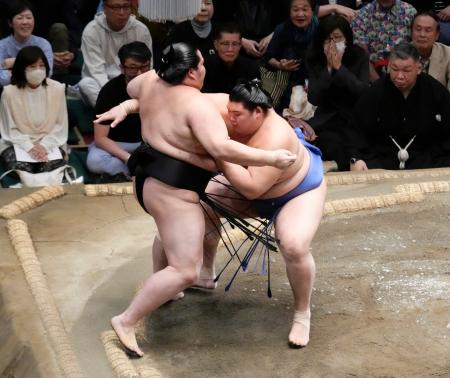 　大相撲夏場所１３日目、琴桜（左）を寄り切りで破り優勝を決めた大の里。横綱昇進を確実にした＝２３日、東京・両国国技館