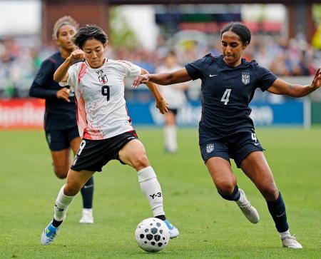 　日本―米国　後半、攻め込む植木（左）＝サンノゼ（共同）