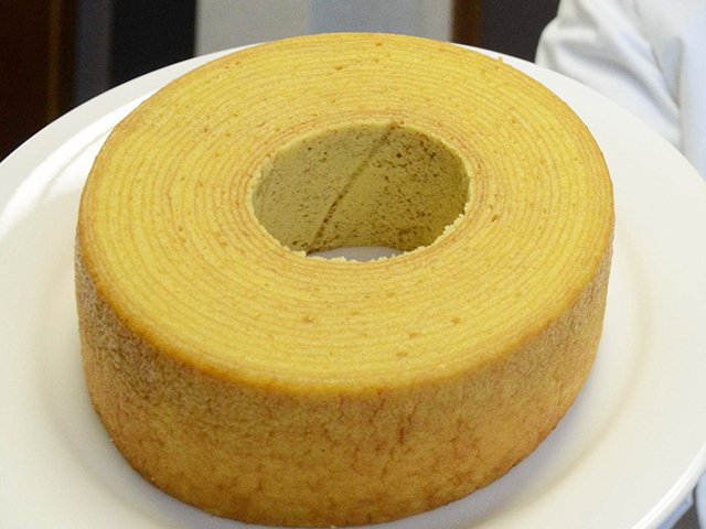 栗の豊かな風味が楽しめる季節限定の「和栗ばうむ」＝大野町上磯、ヌベール