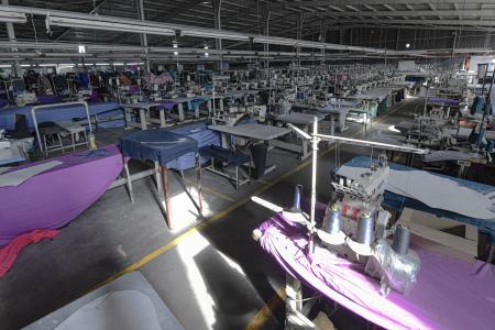 　レソトの首都マセルで操業を停止した繊維工場＝７日（共同）