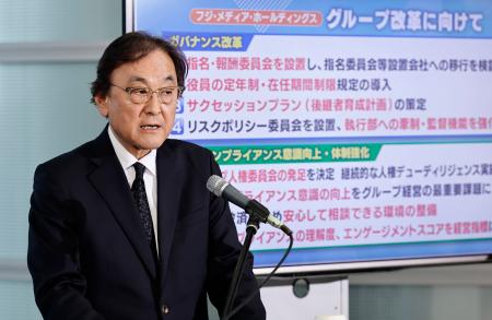 　報道陣の取材に応じるフジ・メディア・ホールディングスの金光修社長＝３０日午後、東京都港区