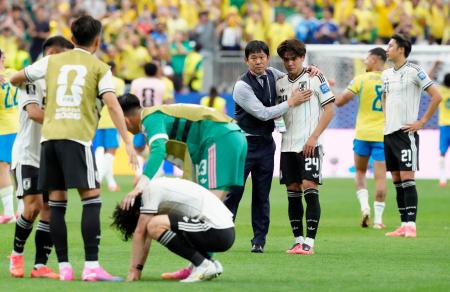 　ブラジルに敗れ、佐野（２４）をねぎらう森保監督＝ヒューストン（共同）