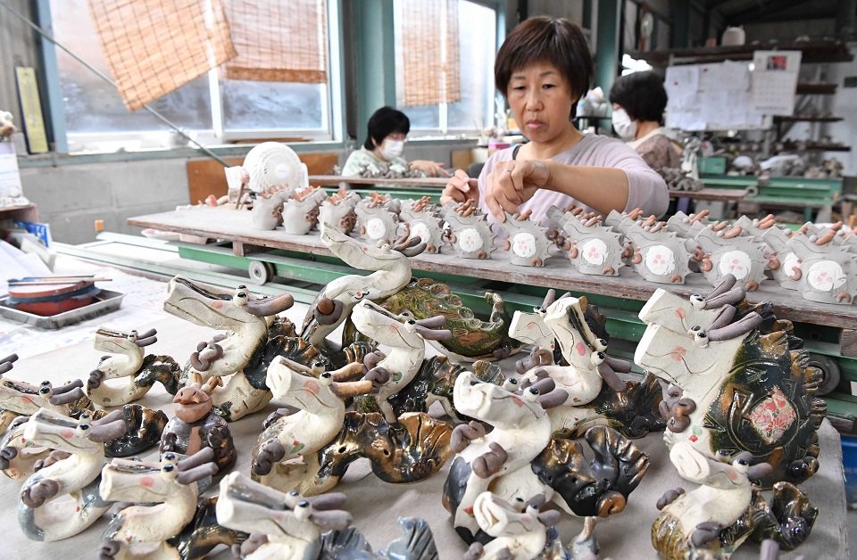 来年の干支の辰にちなみ、職人による手作業で作られている竜の置物＝７日午前１０時１０分、土岐市下石町、豊大窯
