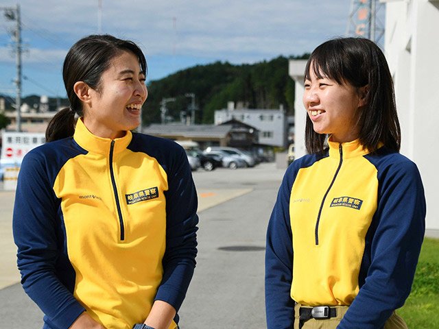 県警山岳警備隊初の女性隊員となった小木曽真央巡査長（左）と水谷茉央巡査部長＝２１日、高山署