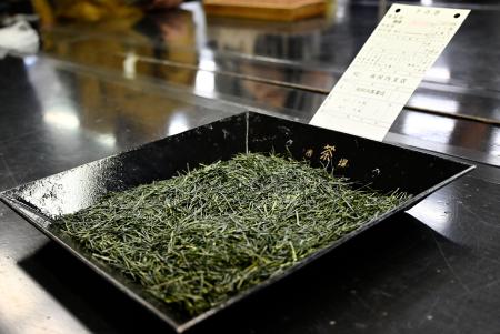 　静岡茶市場の「新茶初取引」で、１キロ１１８万円の最高値を付けた茶＝２０日午前、静岡市