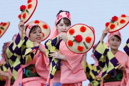 　「東北絆まつり」が開幕し、ステージで披露された山形花笠まつり＝１４日午後、大阪市此花区の夢洲