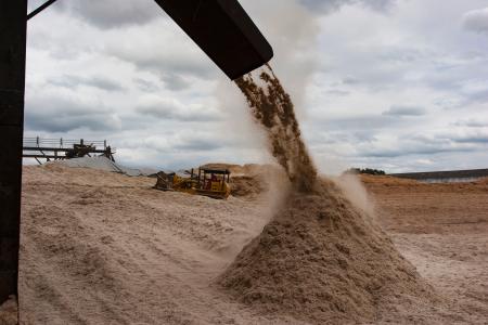 　ブラジル南東部カンポスでバイオ燃料用に加工されるサトウキビ＝２０２１年４月（ゲッティ＝共同）